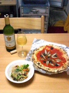 シチリア風という名前のついたナポリ風ピザ。白金のISOLAで作ってもらったものを持ち帰って、有り合わせの安いワインと一緒に。